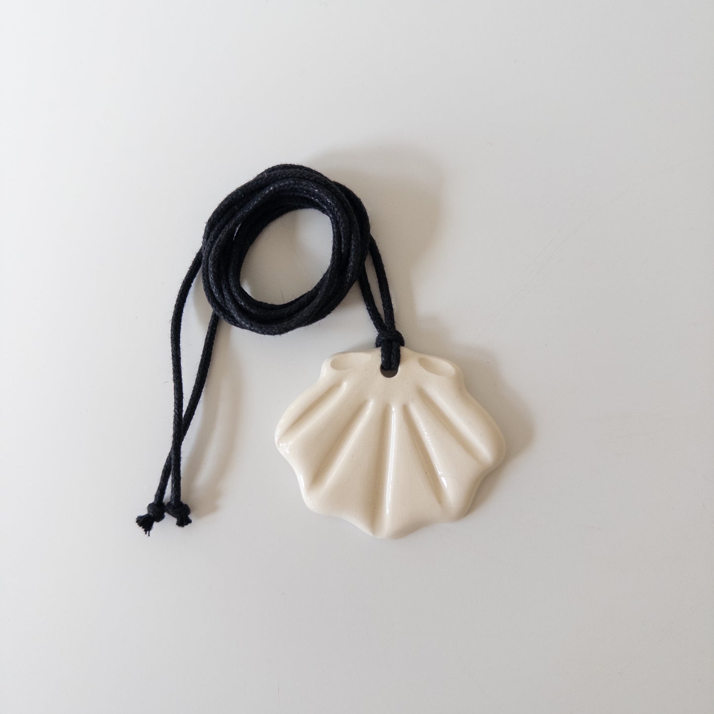 Керамічний підвіс мушля Гребінець + металева Каурі