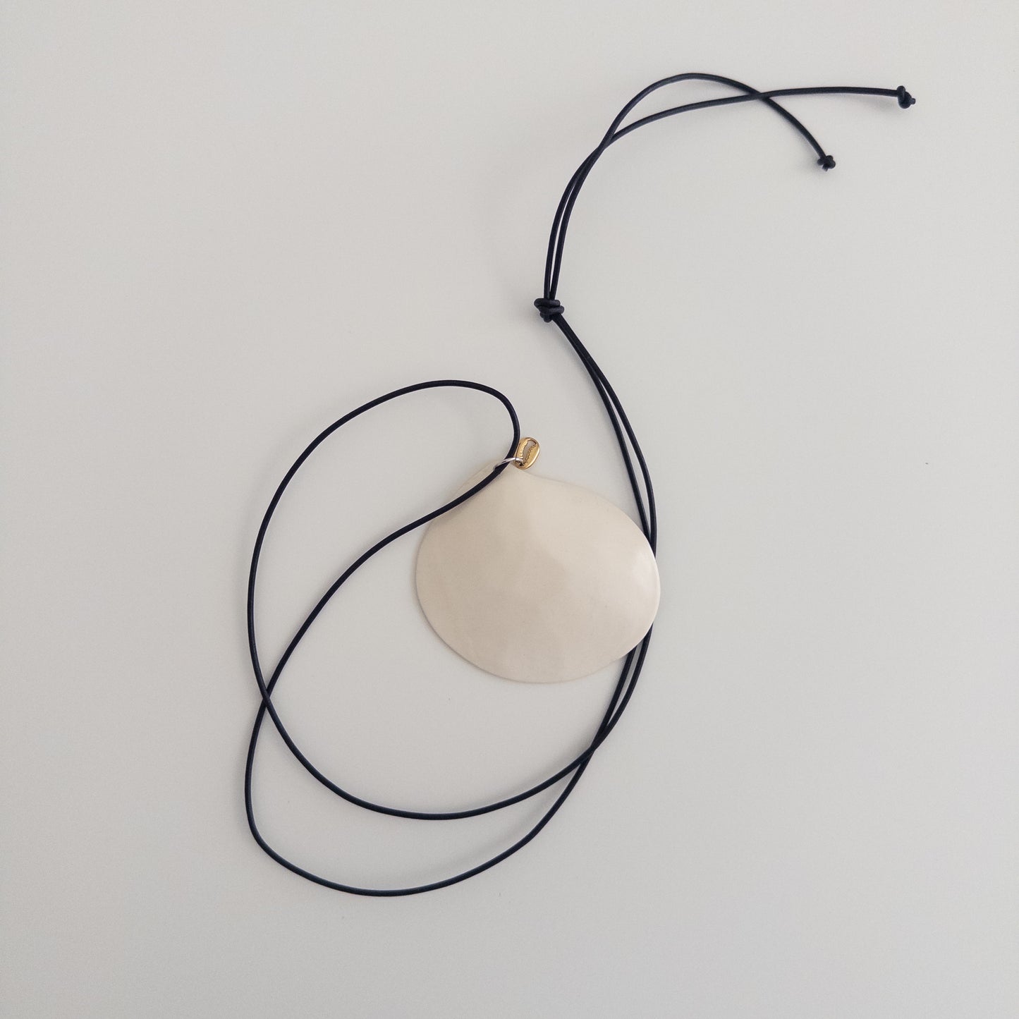 Мушля оверсайз на шкіряному шнурку