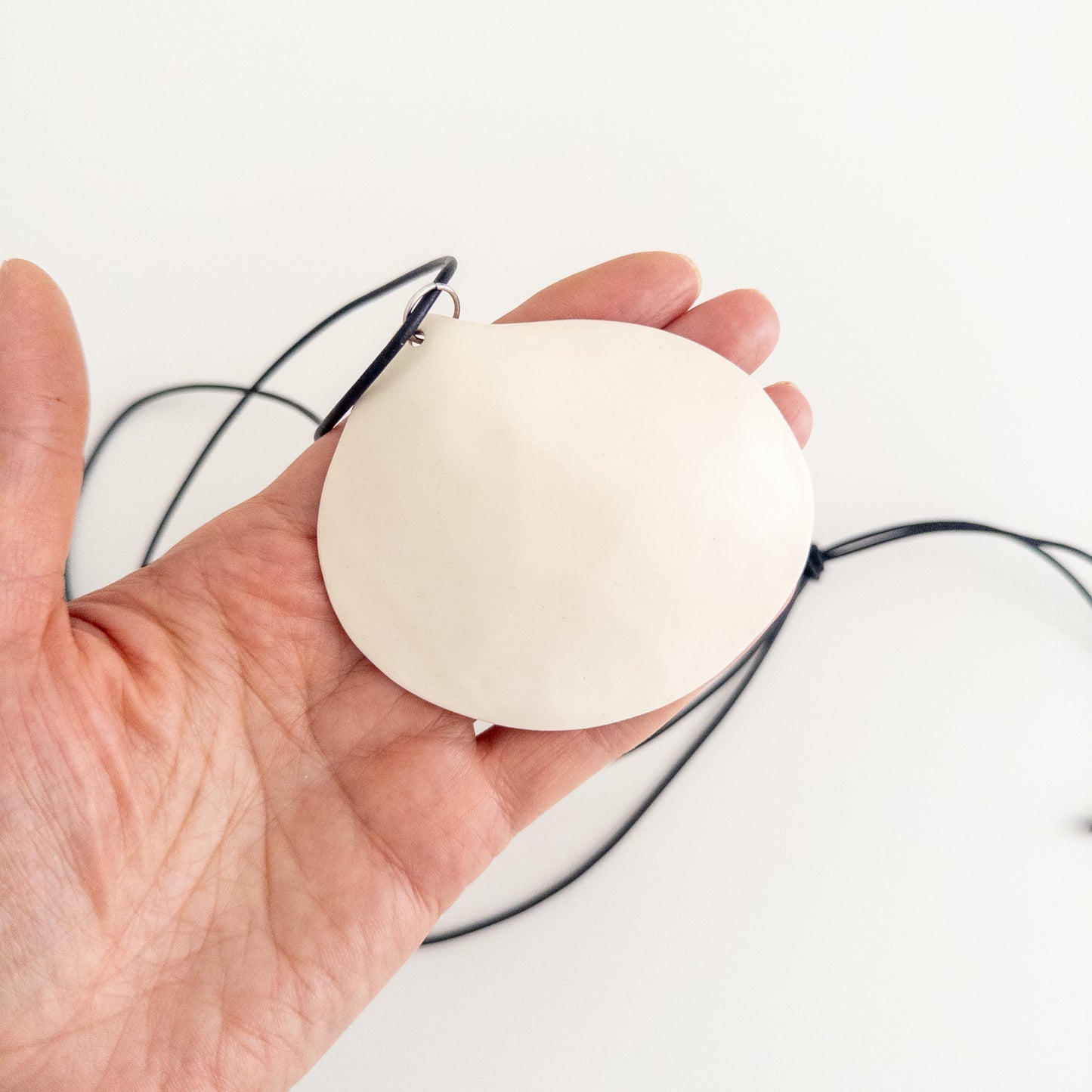 Мушля оверсайз на шкіряному шнурку