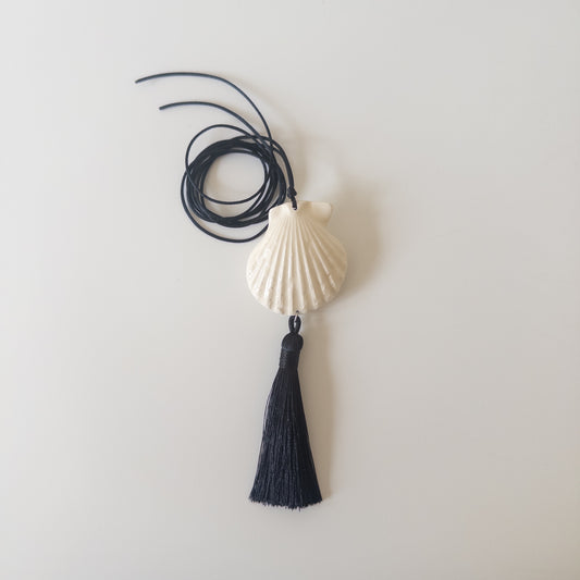 Мушля Гребінець з китицею