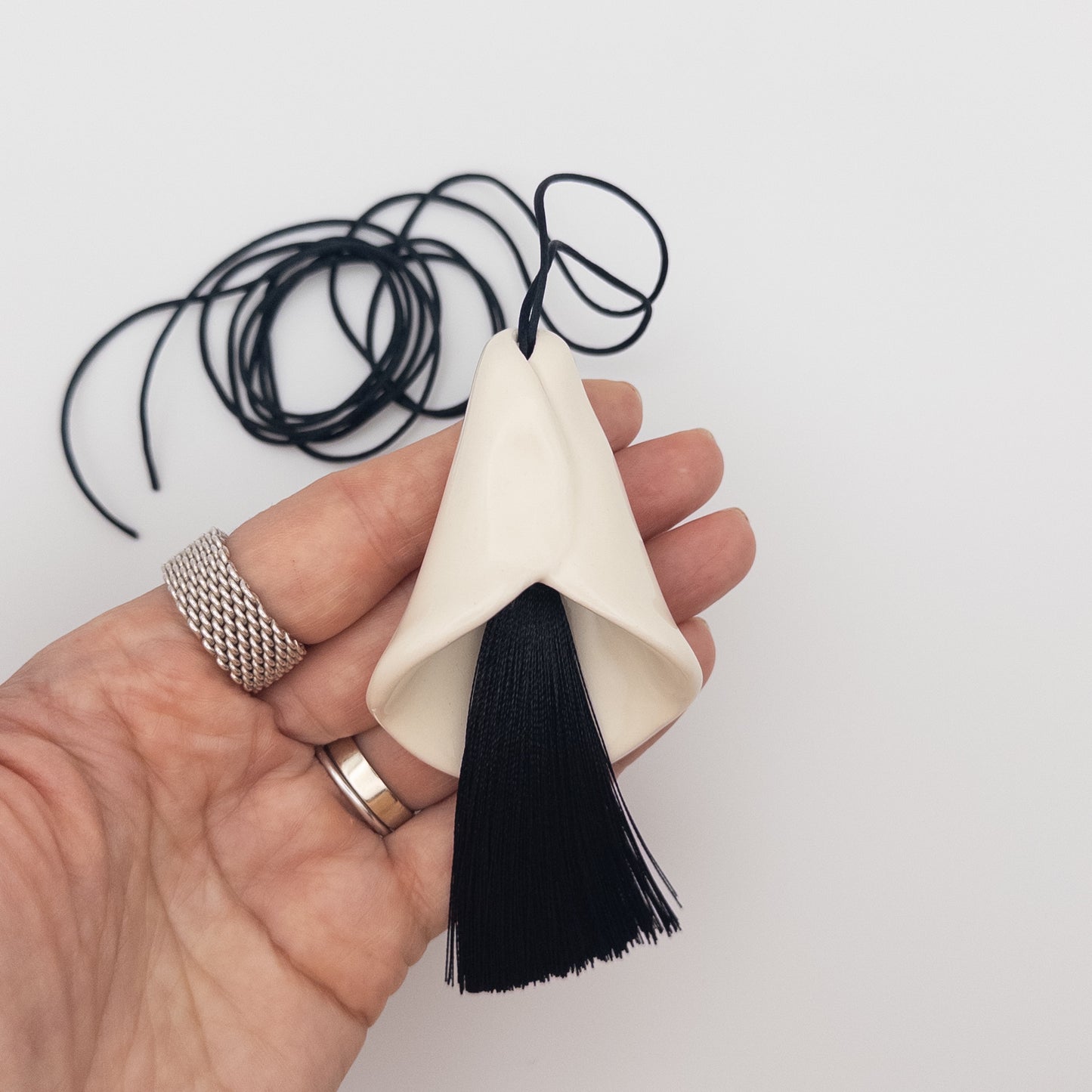 Кала з китицею