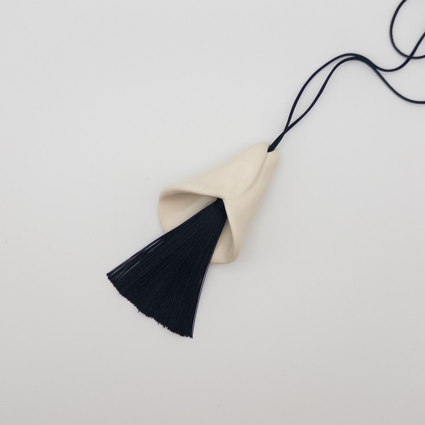 Кала з китицею