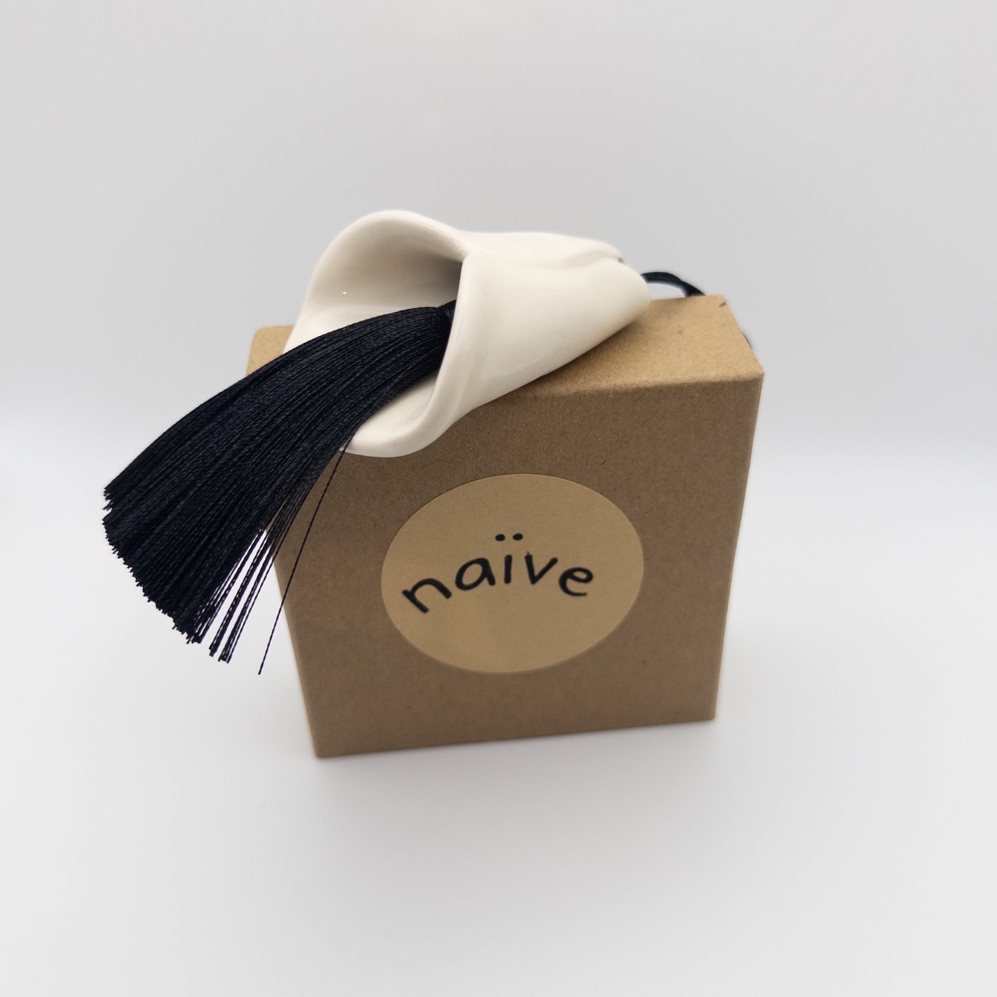 Кала з китицею