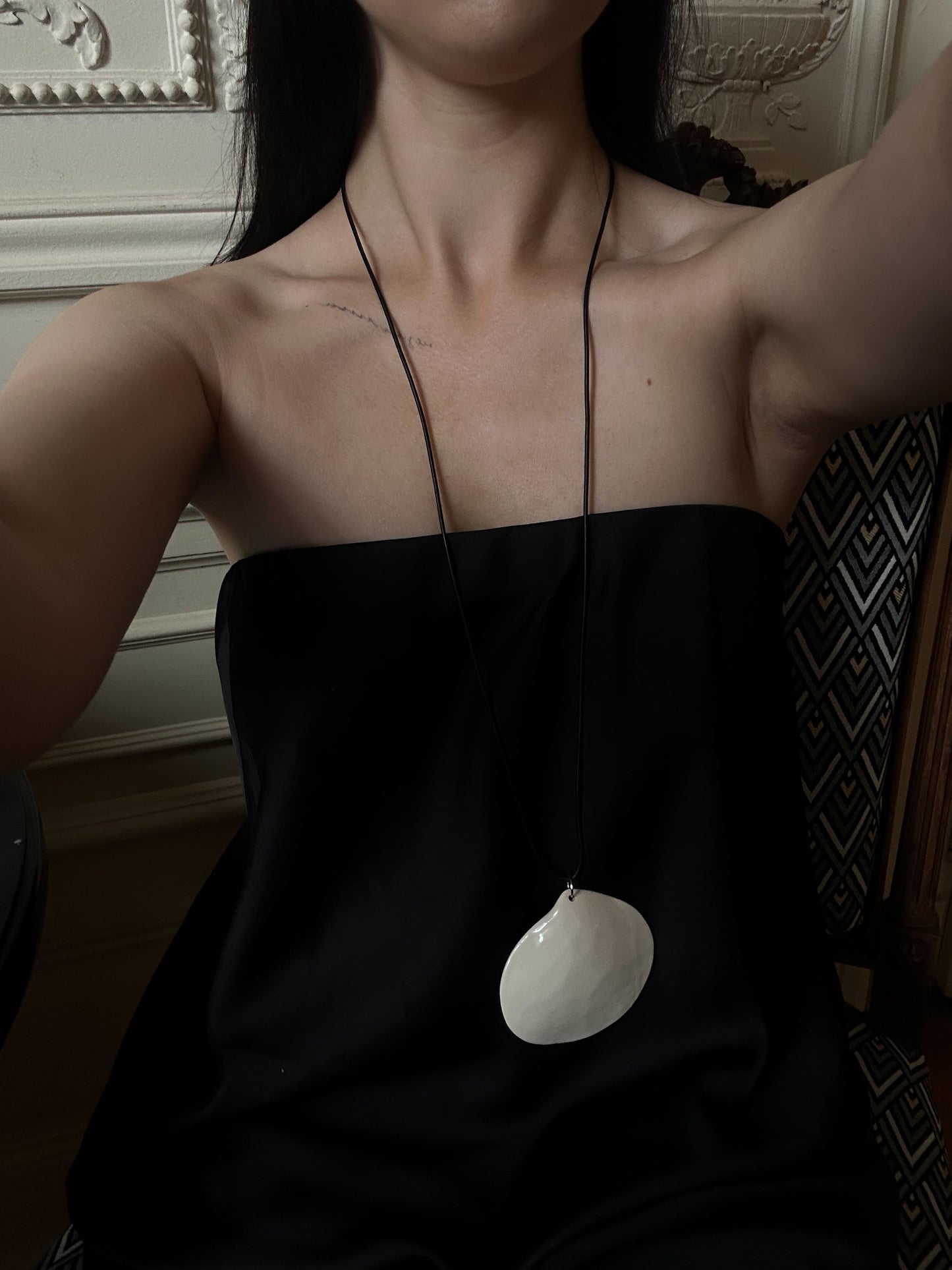 Мушля оверсайз на шкіряному шнурку