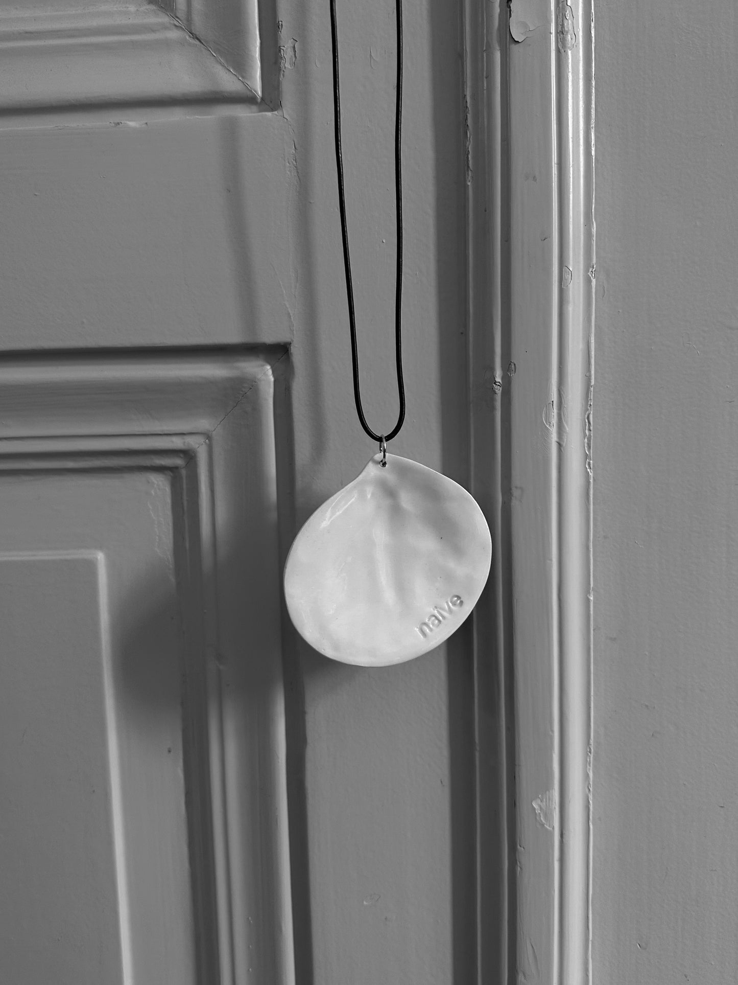 Мушля оверсайз на шкіряному шнурку