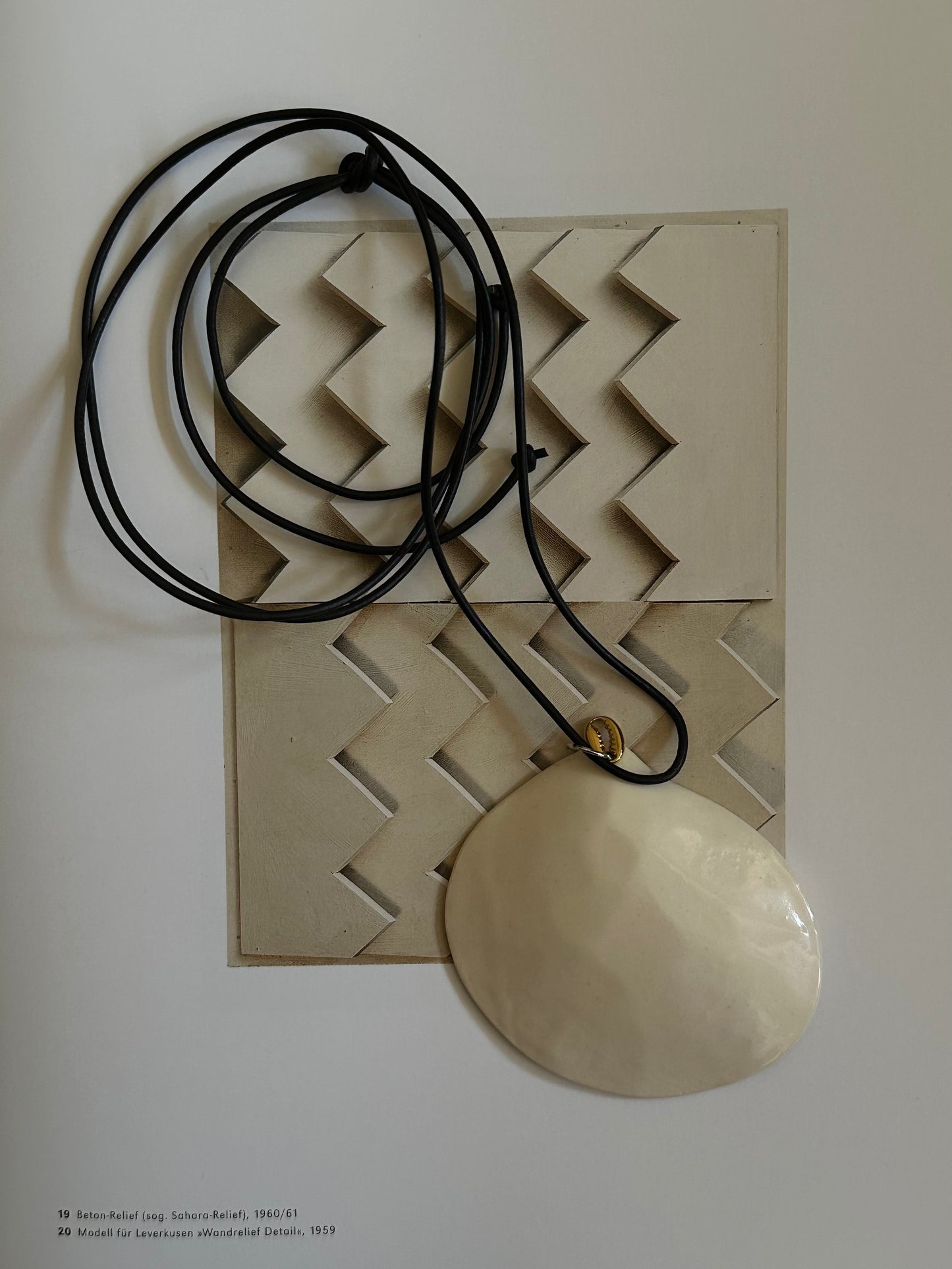 Мушля оверсайз на шкіряному шнурку