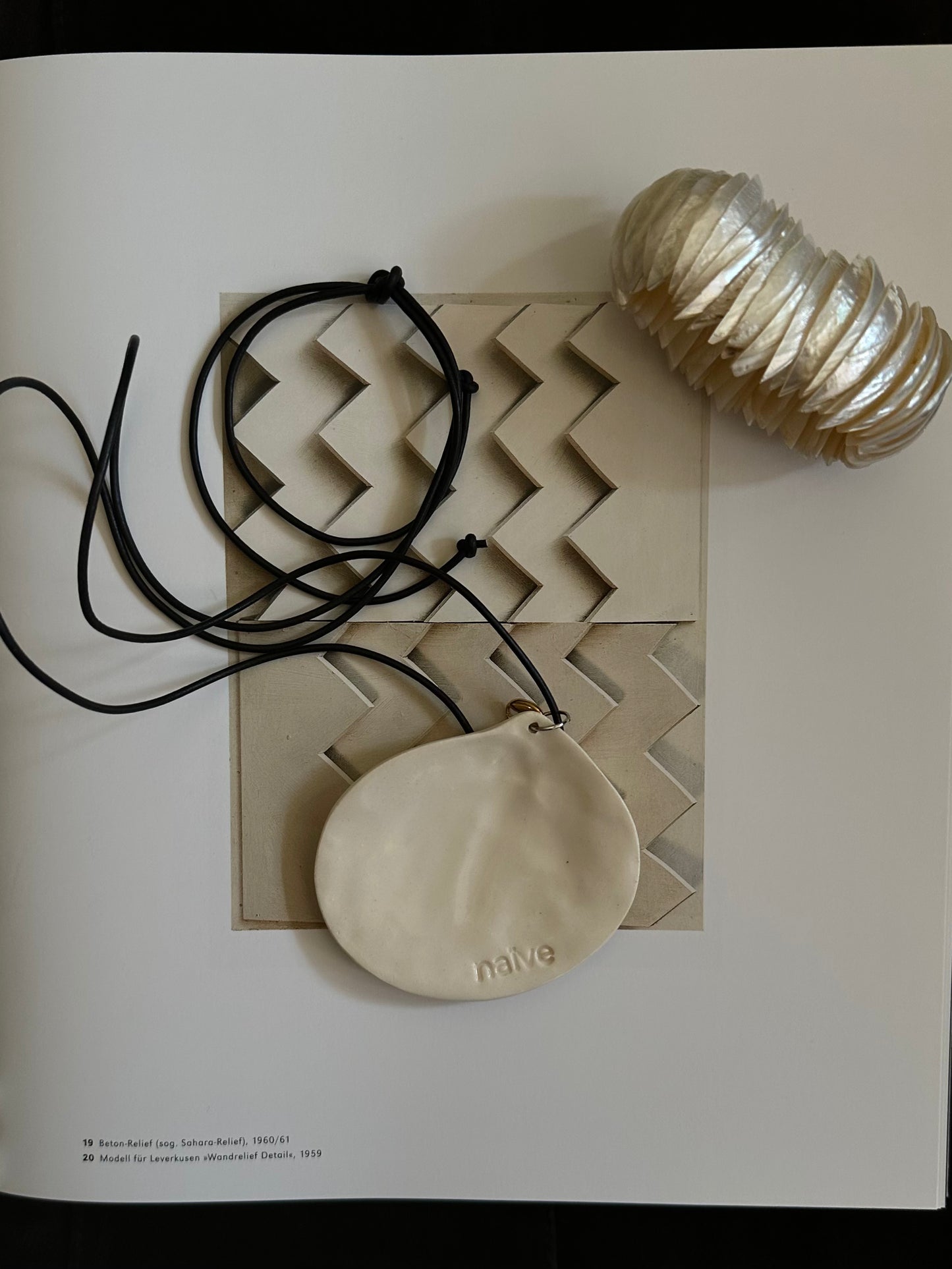 Мушля оверсайз на шкіряному шнурку