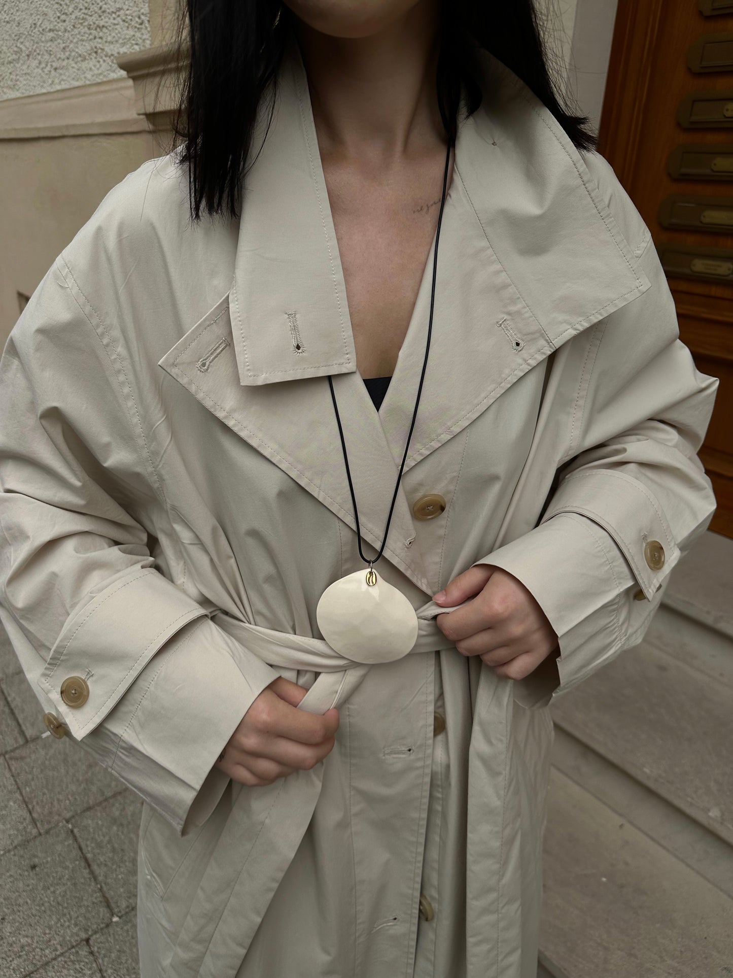 Мушля оверсайз на шкіряному шнурку