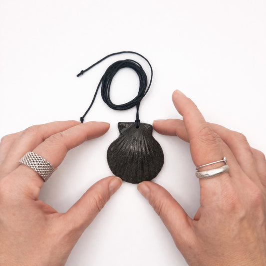 Mini scallop shell (black)